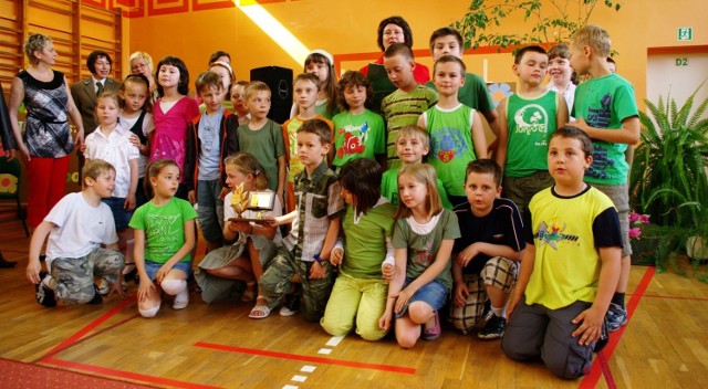 Uczniowie IIa ze Szkoły Podstawowej nr 7 w Głogowie zdobyli statuetkę Ekoklasy.