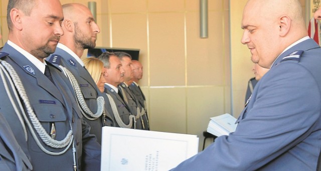 Szef prewencji, Tomasz Kaszewski (z lewej) awans na nadkomisarza odbierał podczas Święta Policji 2016