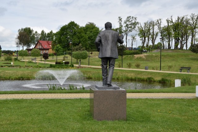 Nowe centrum Luzina zostało oddane do użytku odczas uroczystej Sesji Rady Gminy Luzino w ramach obchodów 25 – lecia funkcjonowania samorządu gminnego w 2015 roku. W parku znajduje się fontanna, alejki spacerowe oraz plac zabaw. Na terenie parku znajdują się także liczne kwiaty i krzewy.