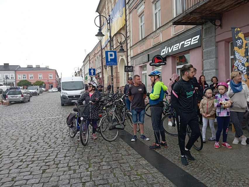 Na skierniewickim Rynku zebrali się rowerzyści by kręcić kilometry dla miasta. Rajd uniemożliwiła pogoda