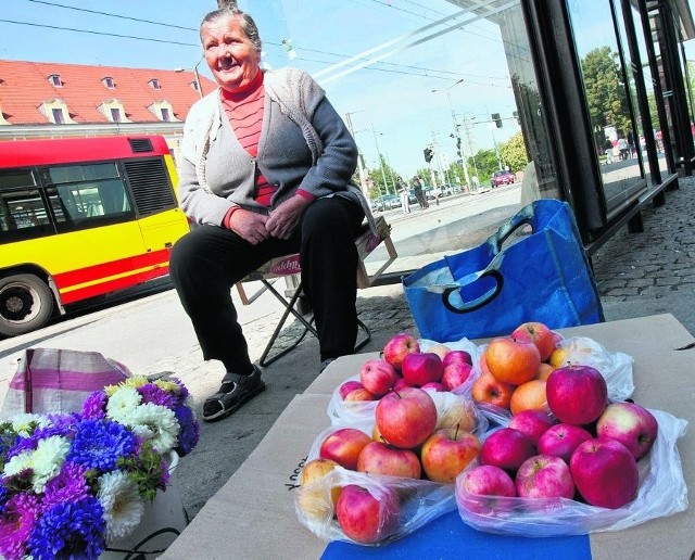 - Nie mam, gdzie sprzedawać. Na stragan mnie nie stać - mówi oburzona 82-letnia Zofia Chymek