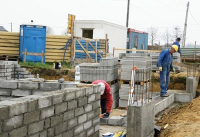 Budowa mieszkań socjalnych przy Łowieckiej w Pszczynie idzie pełną parą. Będą gotowe do połowy przyszłego roku, ale to kropla w morzu potrzeb