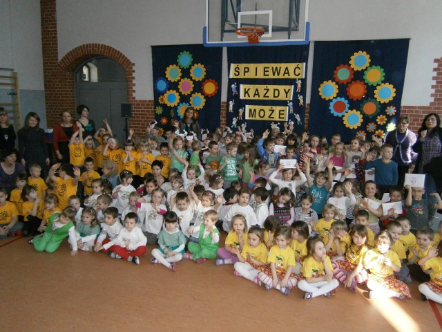 W przeglądzie wzięło udział ponad 150 przedszkolaków z Hub