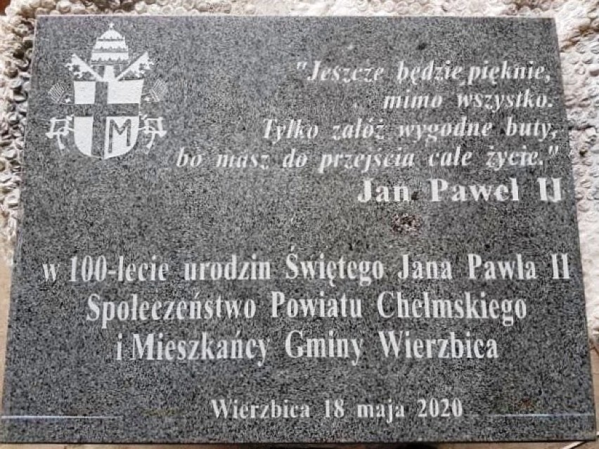 Wierzbica. Krzyż epidemiczny stanął w Wierzbicy.  Społeczeństwo ufundowało też tablicę pamiątkową w 100-lecie urodzin papieża