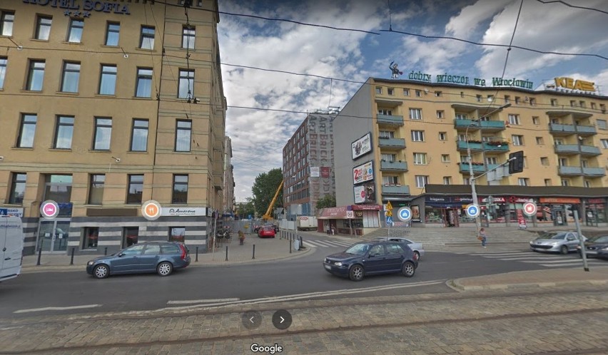 Bar mieścił się przy ul. Piłsudskiego 104 (róg z Gwarną), na...
