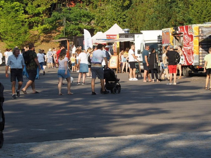 W weekend na parkingu przy koszalińskim amfiteatrze odbywa...