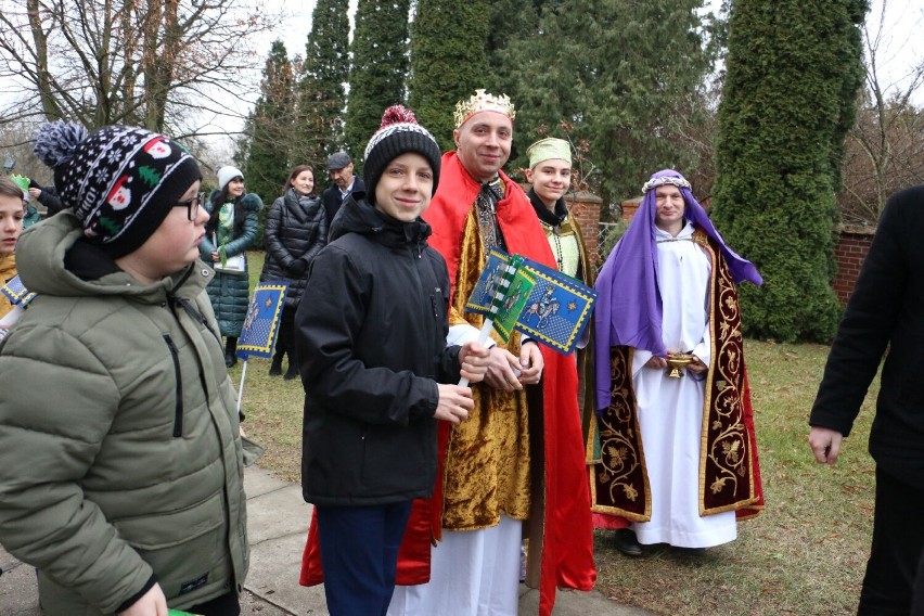 Kolorowy orszak Trzech Króli w Służewie