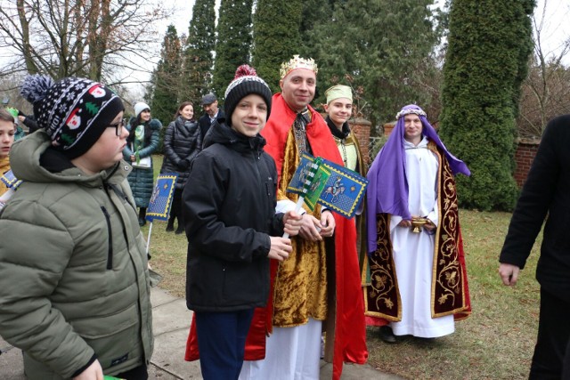 Kolorowy orszak Trzech Króli w Służewie