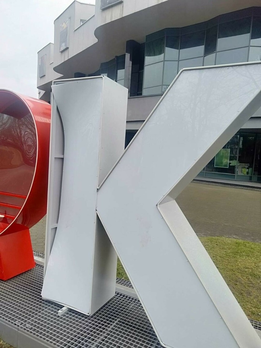 Wandale zniszczyli napis "I love Kielce" przed Kieleckim Centrum Kultury. Zobaczcie zdjęcia 