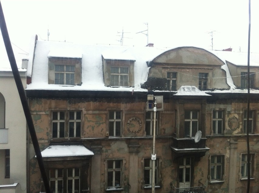 W Katowicach trwa usuwanie śniegu z dachów [ZDJĘCIA]