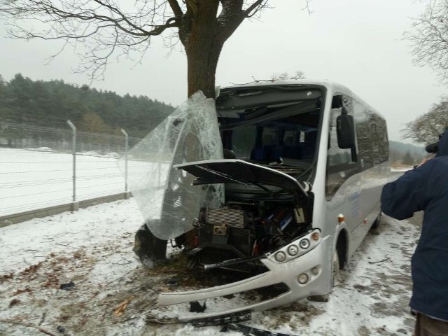 Autobus wpadł w poślizg i uderzył w drzewo.