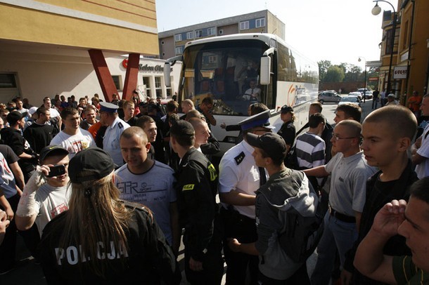 Kibice zablokowali przejazd &quot;Tuskobusu&quot; (ZDJĘCIA)