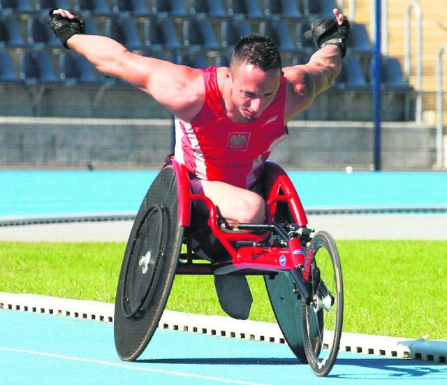 Tomasz Hamerlak rocznie przejeżdża na wózku 8-10 tys. km, ale na co dzień chodzi dzięki protezie