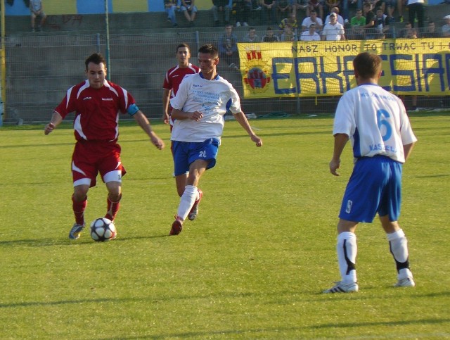 Marcin Antczak (z lewej) miał spory udział w zdobyciu pierwszego gola przez drużynę Mechanika Radomsko