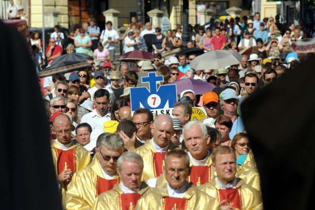 Pielgrzymka lubelska w sobotę około godz. 10 ruszyła w stronę Częstochowy. Przed nimi 12 dni wędrówki, nie zawsze łatwej.

Pielgrzymka lubelska już w drodze do Częstochowy (ZDJĘCIA)