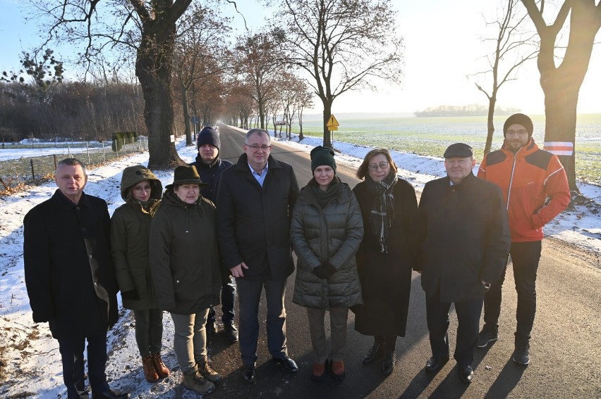 Samorządowcy i leśnicy wizytowali wyremontowaną drogę w Karminie