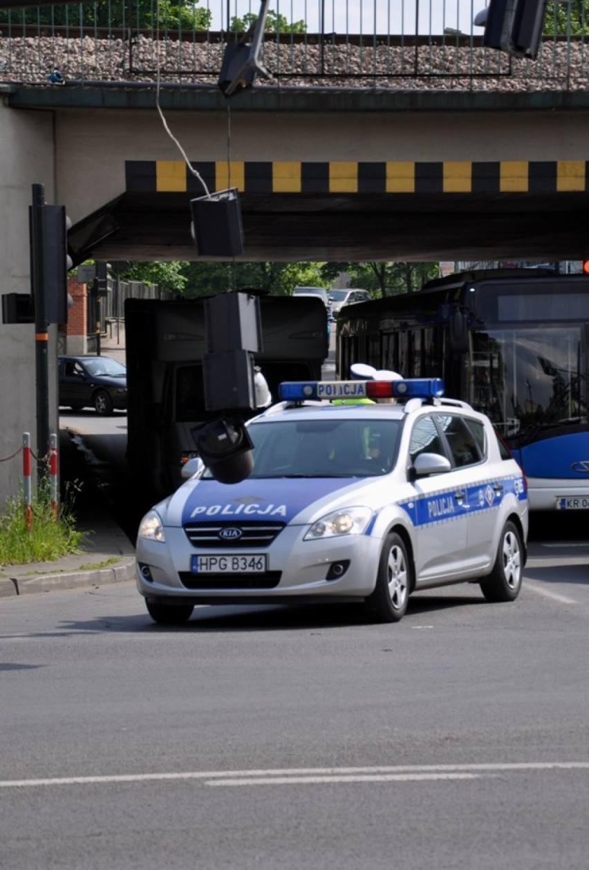 Kraków. Ciężarówka uszkodziła sygnalizację świetlną [ZDJĘCIA]