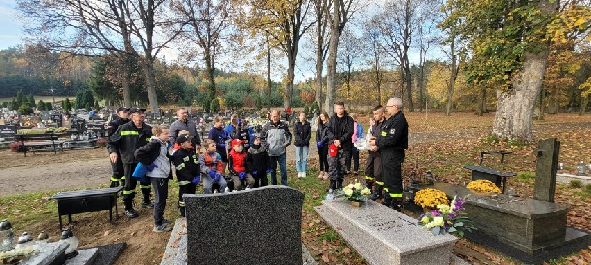 Członkowie Młodzieżowej Drużyny Pożarniczej  z Okonka odwiedzili groby zmarłych strażaków