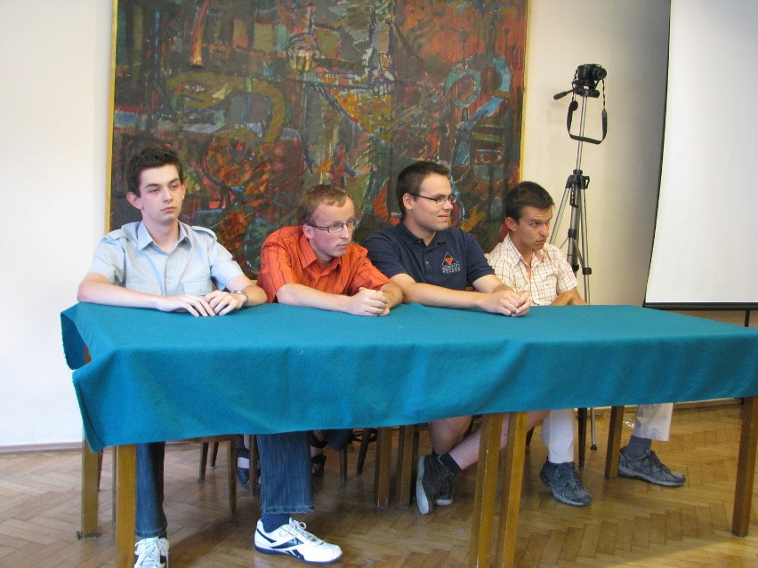 Konferencja prasowa polskich łowców burz. Od lewej siedzą:...