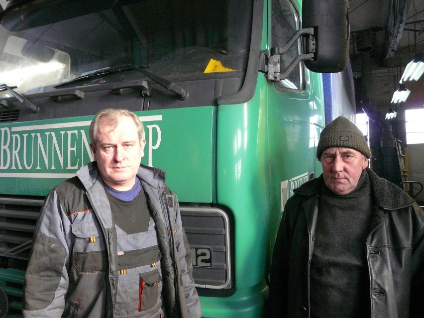 Mechanik Krzysztof  Wróbel (z lewej) stoi przy aucie z...