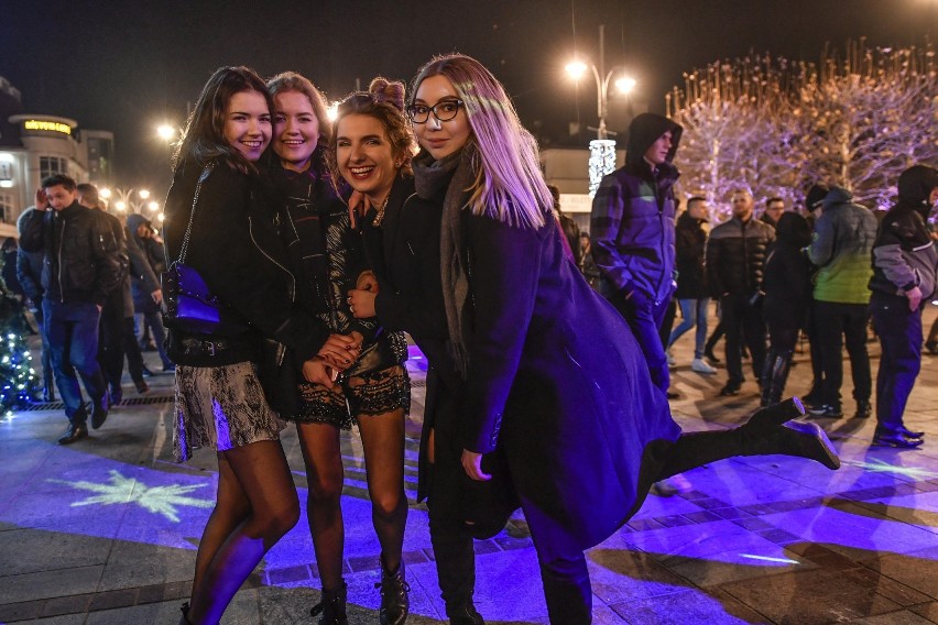 Sylwester 2018/2019 w Sopocie. Pokaz fajerwerków przy molo. Jedyny miejski pokaz w Trójmieście [zdjęcia]