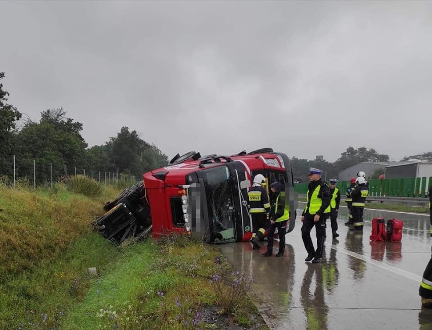 Zamknęli autostradę pod Wrocławiem. Wyciągają ciężarówkę z rowu