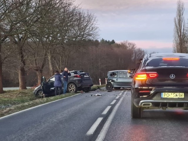 Prawdopodobną przyczyną wypadku była śliska jezdnia. Zobacz zdjęcia >>>