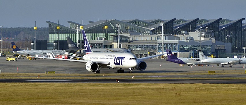 Boeing 787 &quot;Dreamliner&quot; nieoczekiwanie wylądował w Gdańsku [ZDJĘCIA]