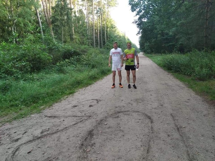 LESZNO. Hubert Bosy przebiegł 102 km dla Mikołaja Leśniewicza. Wraz z przyjaciółmi zebrał pieniądze na ortezy dla 9 - latka [ZDJĘCIA] 