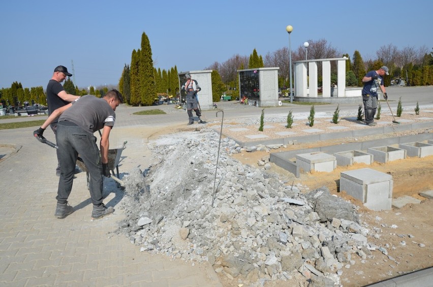 Na głogowskim cmentarzu na Brzostowie powstaje nowe pole...