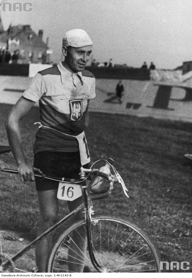 1937 rok. Zakończenie w Krakowie II etapu na trasie Kielce - Kraków wyścigu kolarskiego Dookoła Polski.