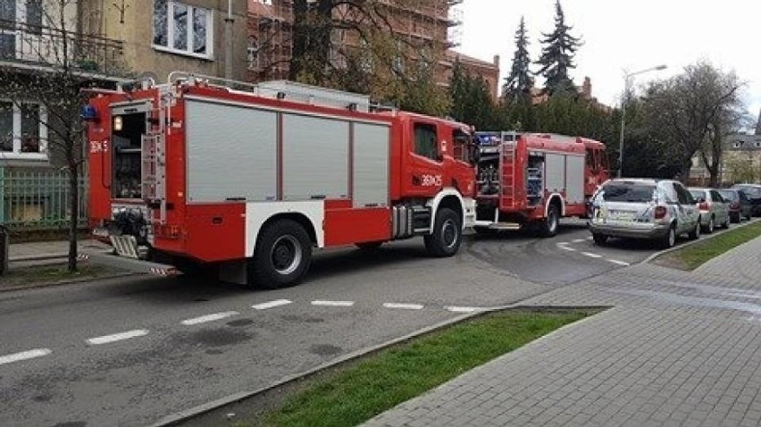 Pożar na ul. Mickiewicza we Włocławku. Strażnicy miejscy zwrócili uwagę na gęsty dym [wideo]