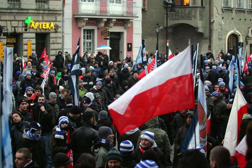 Kilkuset kibiców upamiętniło w Poznaniu 93. rocznicę...