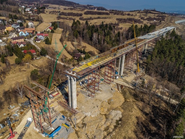 Najdłuższa estakada na budowanej obecnie 8,5-kilometrowej trasie S1 w Beskidach - ma 942 metry. Trasa będzie gotowa w połowie 2024 roku


Zobacz kolejne zdjęcia. Przesuwaj zdjęcia w prawo - naciśnij strzałkę lub przycisk NASTĘPNE 