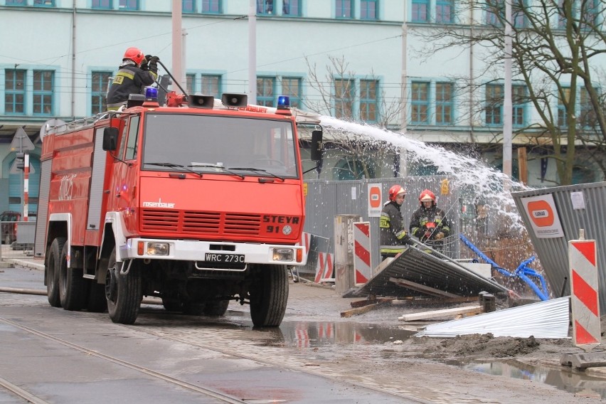 Wrocław: Pożar butli z gazem przy ulicy Dworcowej  (FOTO)