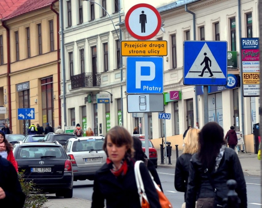 Kierowcy mogą zaparkować przy ul. Świętoduskiej. Ale po chodniku chodzić już nie mogą  