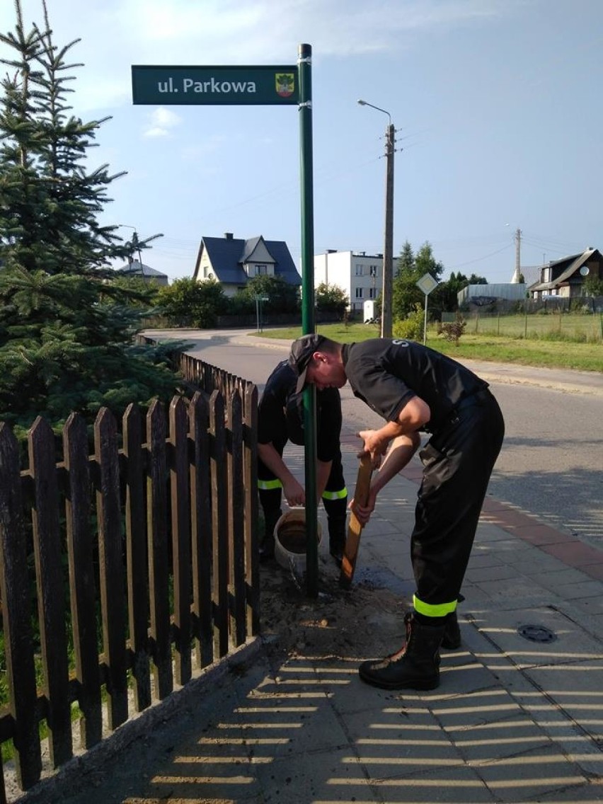 Mieli dość błądzenia przy wyjazdach na akcje. Sami oznakowali miasteczko (zdjęcia)