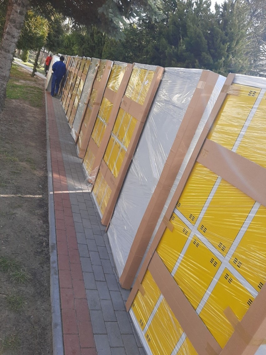 „Lekki tornister” dla uczniów szkół podstawowych w Radomsku. Montują kolejne szafki