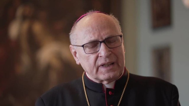 Biskup Wiesław Mering przypomina, by osoby korzystające z dyspensy łączyły się duchowo poprzez transmisje Mszy Świętej w domu i przyjęły komunię duchową.
