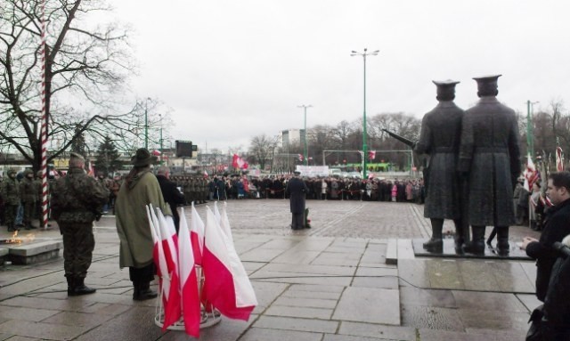 Uroczystościami pod poznańskim pomnikiem Powstańców...