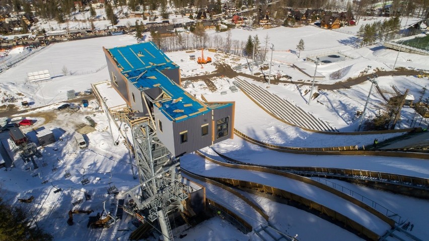 Zakopane. Kompleks Średniej Krokwi już prawie gotowy! Roboty na skoczniach idą pełną parą pomimo zimy. Kiedy pierwsze skoki?