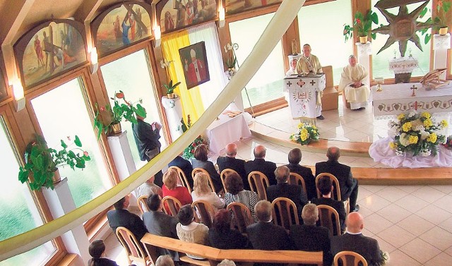 Relikwię  błogosławionego Jana Pawła II  do kaplicy wprowadził ks. abp Damian Zimoń 