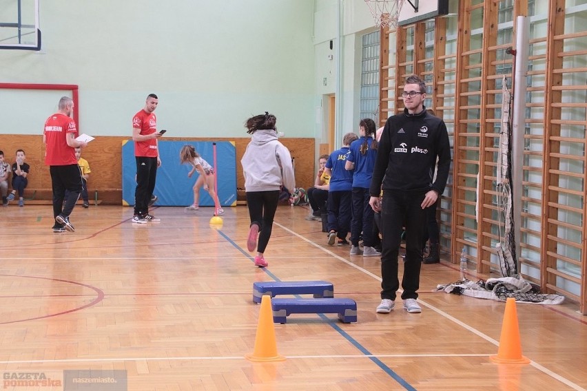 W sali sportowej Zespołu Szkolno-Przedszkolnego nr 1 we...