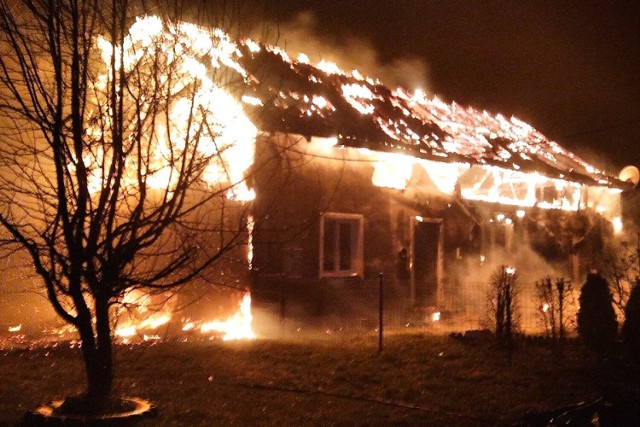 Ogień strawił niemal cały dom jednorodzinny w Czarnem Górnem. Na szczęście w budynku nikogo nie było