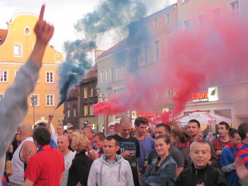 Piast Gliwice w ekstraklasie, kibice świętują, policja strzela! [ZDJĘCIA i WIDEO]