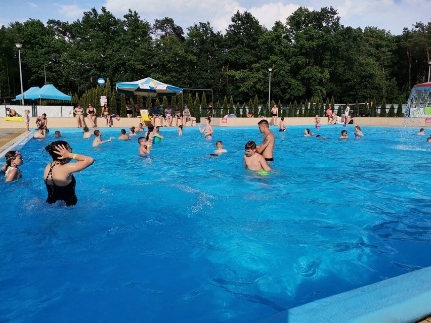 Blisko 1000 osób na otwarciu basenów zewnętrznych w Pustkowie Osiedlu