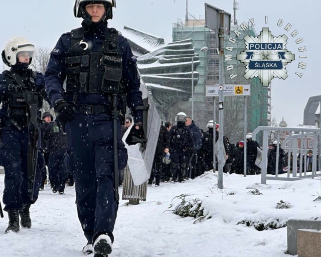 Nad bezpieczeństwem uczestników i mieszkańców czuwają mundurowi z katowickiej policji wspierani przez policjantów z OPP Katowice i SPP Częstochowa.