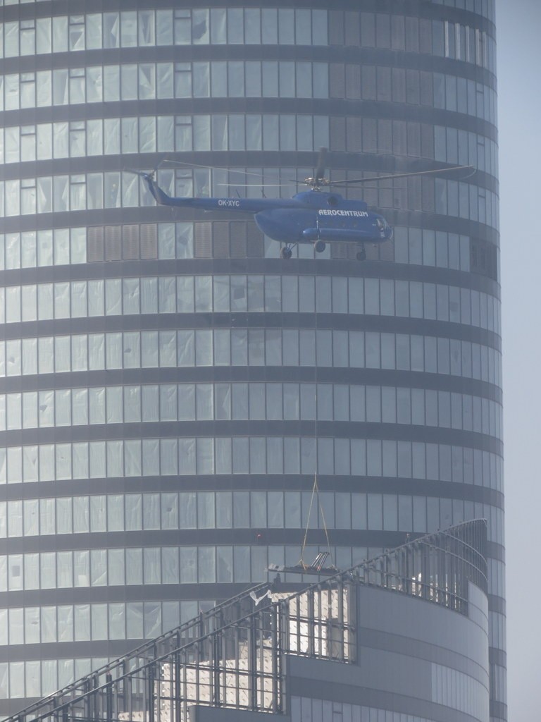 Sky Tower: Helikopter pomagał w budowie (FILM)