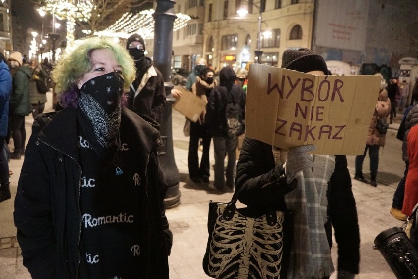 Protest Kobiet w Łodzi przeciwko zakazowi aborcji....