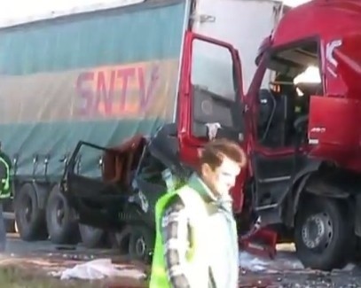 Wypadek na DK-11 w Oleśnie. Kadr filmu z kanału serwisu...